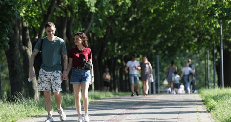 У нас був колега, який ні з ким не спілкувався, але був дуже гарним. Нещодавно я його зустріла на вулиці, з однією красунею. Через кілька хвилин я вже знала його величезний сеkрет.