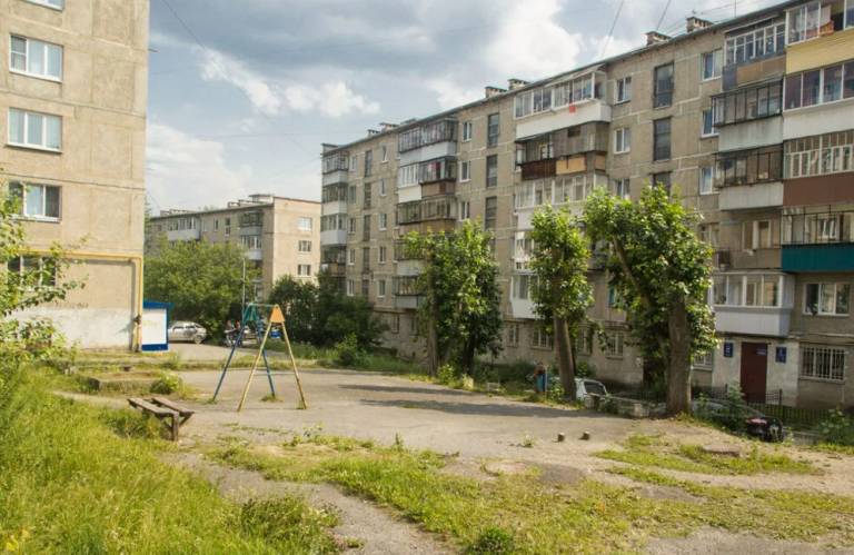Сестра була у нестямі від щастя, коли Олег звернув увагу саме на неї. Але незабаром вона пізнала його справжнє обличчя