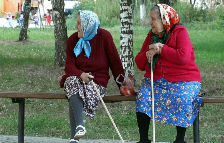 Після того як мама стала жити у нас, сусідки стали вести себе дуже дивно. Потім я дізналася причину і закам’яніла