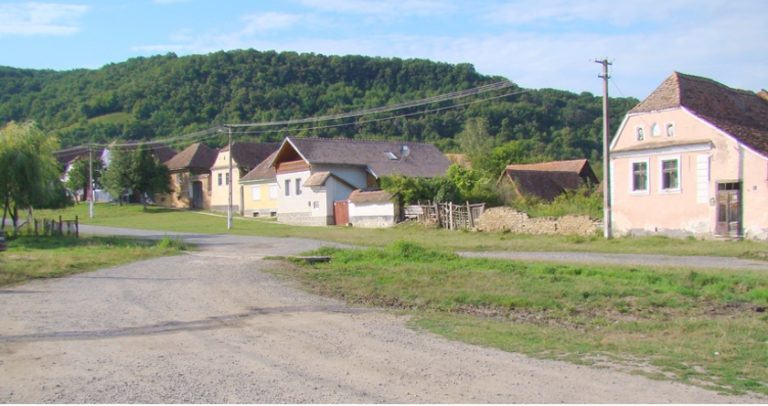 Нещодавно ми з чоловіком поїхали до родичів до села. Раптом чоловік зненацька зник. Родичі вмовляли не переживати, але моє серце передбачила щось страաне.