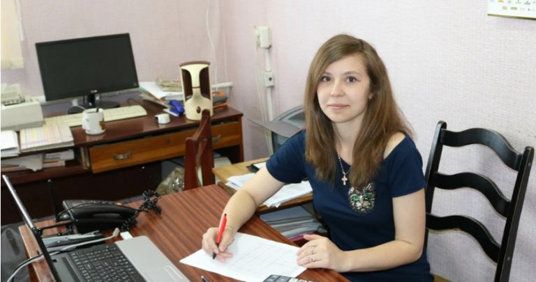 Начальник став звертати особливу увагу Тані, і дівчина думала, що намічається кар’єрне зростання. Але в один день начальник став натякати на інше.