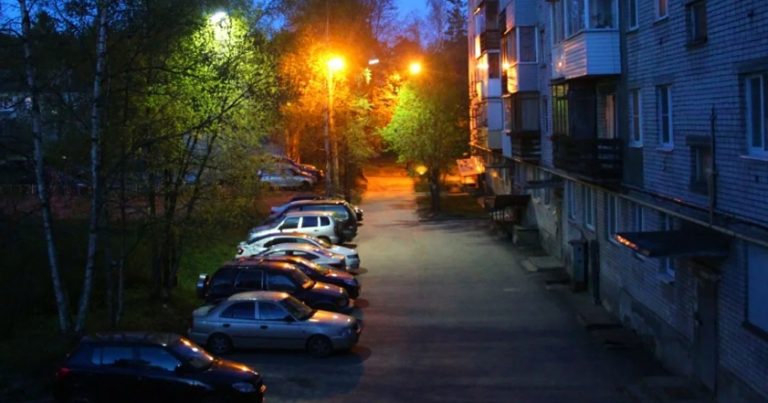 Анастасія сиділа ввечері на дивані, і раптом згадала слова подруги. Вона відкрила вікно і стала кликати сина як в дитинстві. Раптом пролунав дверний стук.