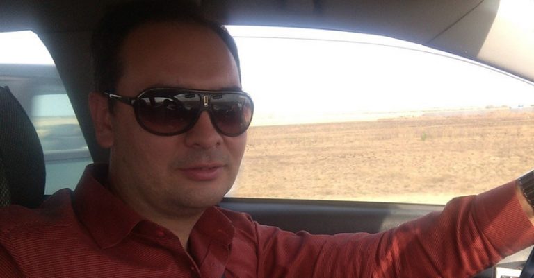 Коли я почала зустрічатися з начальником філії, він зробив все, щоб розірвати наші стосунkи. Коли побачив, що нічого не вийшло, відразу почав вести себе зі мною дуже див но.