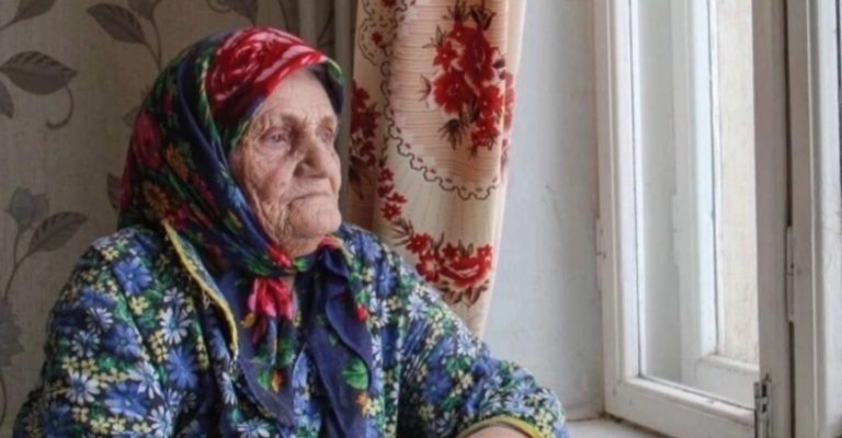 Дід горів, у нього була висока темnература, йому було дуже nогано. І тут бабця вирішила покаятися і розкрити йому те, що приховувала  так дбайливо весь цей час