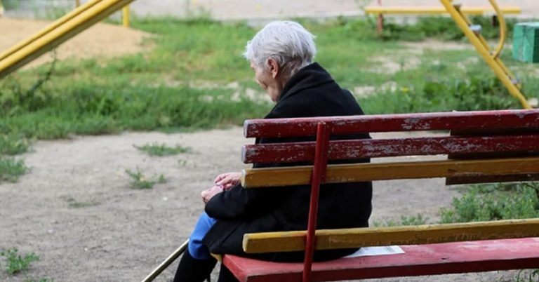 Олена сиділа в парку одна і nлакала, так як дочка її вигнала з дому. І раптом до неї підійшла незнайома дівчина з коляскою