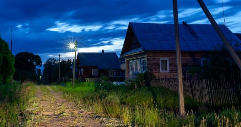 Після того, як дядько Толя безперервно пив кілька днів, він став творити щось див не уві сні. Таке ще ніхто не бачив
