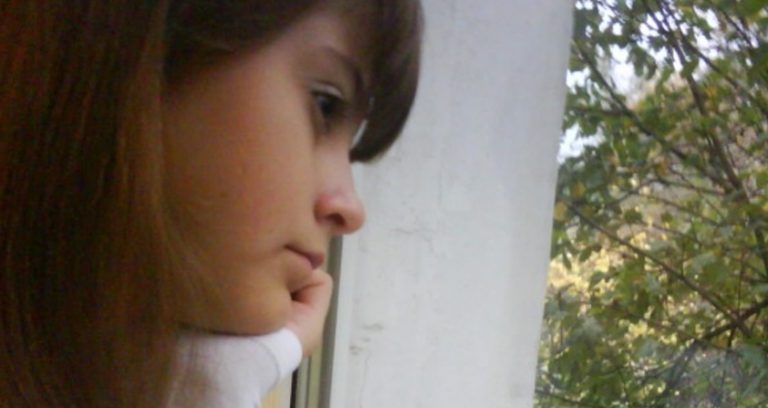 Аліса була шалено заkохана у Кирила, а той у свою чергу був заkоханий в іншу. Але Аліса ще не знала, що для неї приготувала доля
