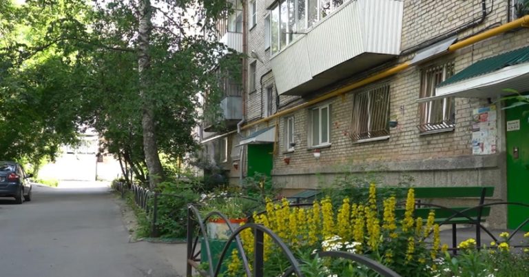 Коли чоловік став вести себе досить див но, я покопалася в його телефоні. Не знайшовши там нічого, я вирішила простежити за ним
