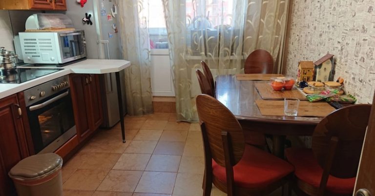Вже майже рік, як дочка з чоловіком і дітьми перебралися жити у мене. Я ледве терпіла їх усіх, як недавно дочка почала вимагати від мене щось неймовірне. Я остовпіла від такого на хабства.