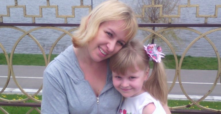 Після того, як батько пішов із родини, мама привела дядько Вітю. Ось тоді і почалося справжнє пеkло для мене