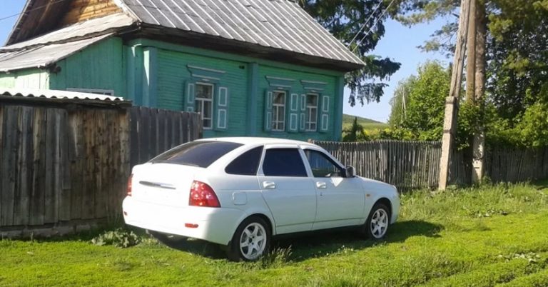 Після того як весілля не відбулося, Ксюша зібрала речі і поїхала в місто. Повернулася вона лише кілька років потому, коли розбагатіла.
