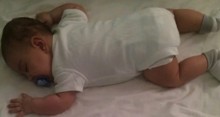 Вирішила я якось прогулятися по околицях, і тут у кущах побачила дивних згорток. Подивилася  – а там немовля лежить.