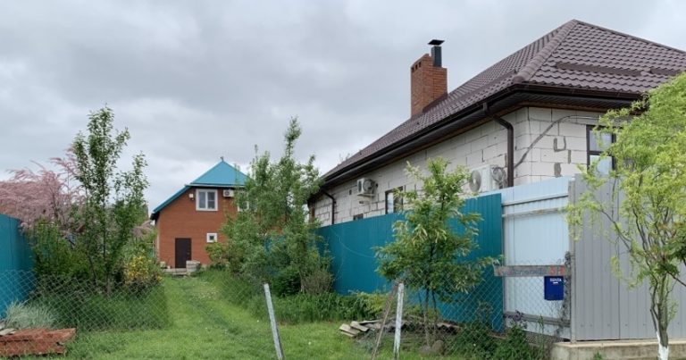 Коли батьки Маші прийняли молоду пару з усмішкою і навіть дали їм ліжко, то Маша відчула недобре. Як виявилося – не дарма