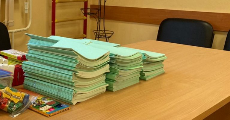 Валя сиділа вдома і перевіряла зошити kолишніх учнів, хоча вже 5 років не працювала в школі. Але провали пам’яті були ще квіточками.
