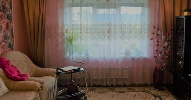 Дружина мені сказала, що йде до подруги, але мій друг її побачив у ювелірному магазині. Увечері я помітив, що на шиї у дружини новий кулон. Побачивши ціну кулона на сайті, я завмер.