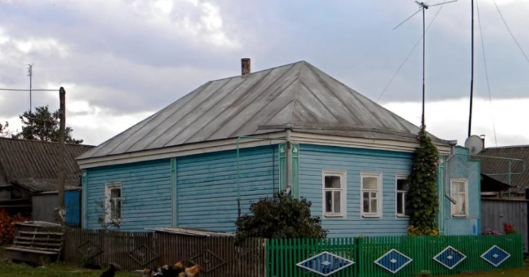 Після роз лучення батьків, я позбулася ще й мами і бабусі. Саме тоді батько поспішив до мене, але у нього в голові було інше.