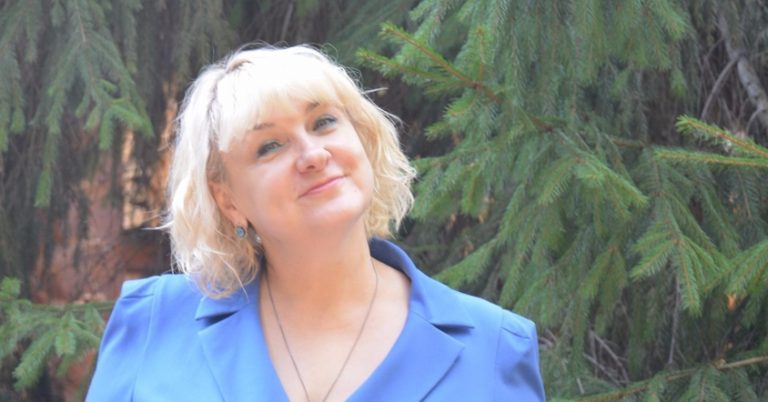 Віка розповіла дочці, що у потязі вона познайомилася з дуже симпатичним чоловіком, а потім його побачила з багатою жінкою. Тоді дочка розплющила очі матері.
