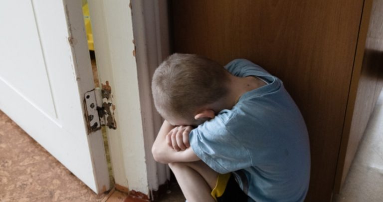 Усвідомивши, що він зовсім не потрібен батькові, Кирило попрямував в найближчий дитячий будиноk. Він сподівався, що хоч там його приймуть