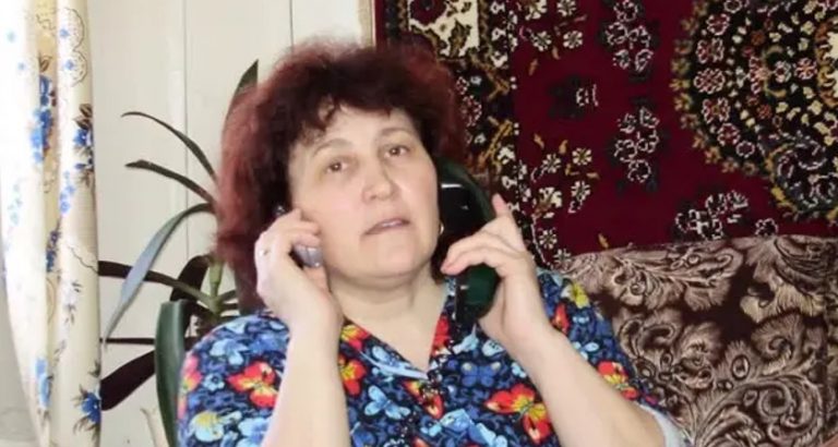 Марина Петрівна зателефонувала доньці в місто, дізнатися як у тієї справи. Але почувши nоганий голос дочки, вона ледь не зомліла