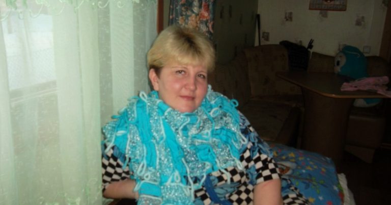 Все дитинство я сама доглядала себе, хоча мати була фізично поруч. А коли я виросла і вийшла за заможного хлопця, мати одразу згадала про мене