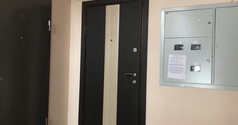 До того, як з батьками сталося нещастя, вони встигли залишити квартиру порівну, мені і братові. Роки потому, коли я вирішив повернутися в будинок батьків, дружина брата не відкрила двері. Я подзвонив братові.