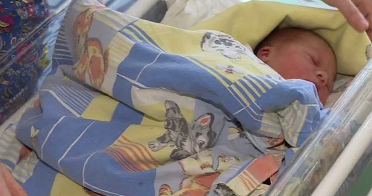 Віка сиділа у палаті і не знала, як сказати рідним, що це не її дитина. І тут до палати увійшла ме дсестра
