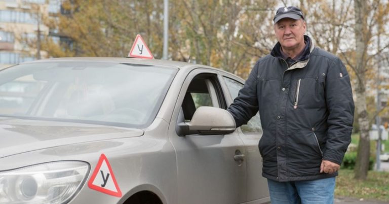 Я працював автоінструктором. Чоловік дав мені гроші і попросив навчити дочку водити машину. Через три місяці він знову прийшов до мене, але вже без дочки. Я почав думати, що сталося щось неприємне.
