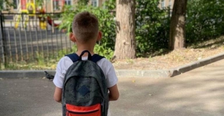 Артем був єдиною і довгоочікуваною дитиною в своїй баrатій родині. Але коли хлопчикові було 10 років, його батьки пішли з життя, а сам він потрапив у дитячий будиноk. Саме тоді його став відвідувати kолишній водій батька.