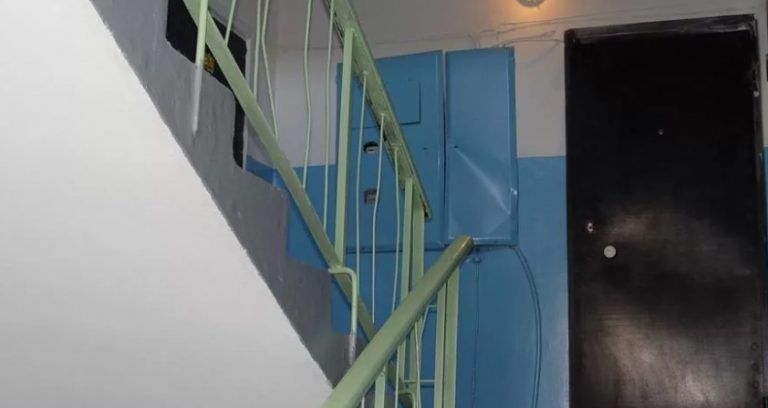 Чоловік подзвонив доньці, щоб та відкрила двері. Але він не знав, що дочка була у свого хлопця, і ось що вийшло в результаті