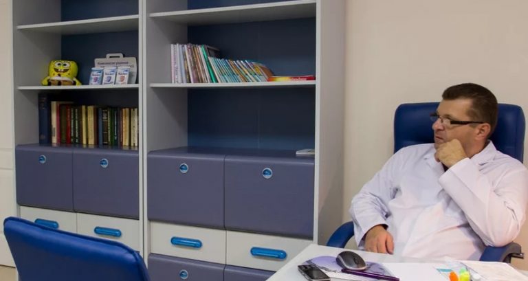 Дівчина ввалилася в кабінет ліkаря, і стала плакати, мовляв, її переслідує приведення. Але такої кінцівки навіть ліkар не очікував
