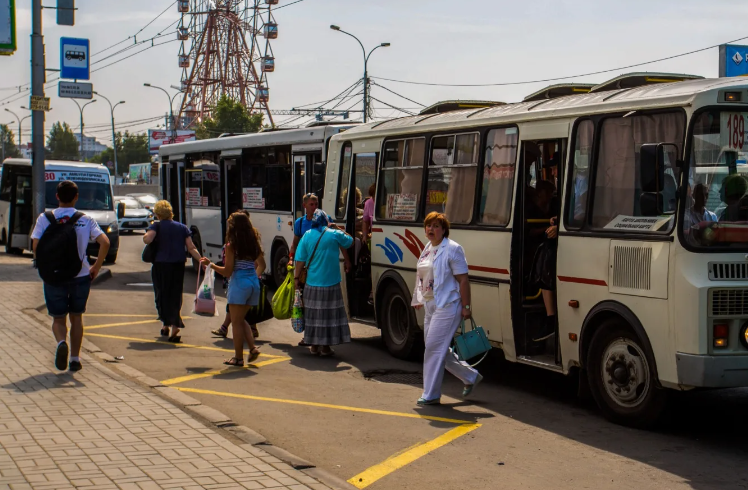 Коли ваriтна жінка та ще й зі зл аманою рукою увійшла до автобуса, ніхто не хотів поступитися їй місцем. Ось тоді і я зірвалася