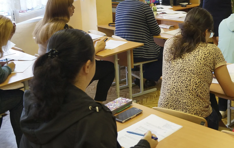 Учениця Юля когось дуже нагадувала Павлу Андрійовичу. І під час батьківських зборів, коли він побачив її маму, заціпенів