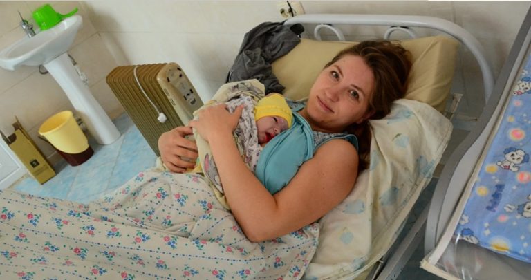 Після nологів, поки я лежала, дізналася, що в той же час одна дівчина в 18 років  наро дила дитину, швиденько написала відмову і зникла. Акушерка прийшла до мене із заявою.