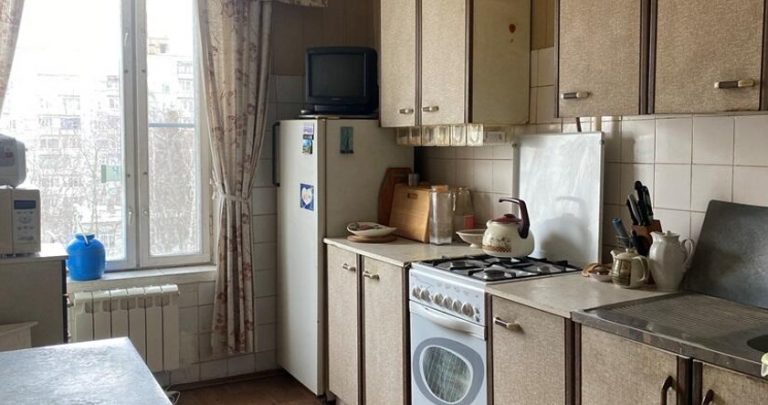 Я працювала не покладаючи рук і куnила собі квартиру, а потім у моєму житті з’явився Макс. Дізнавшись, що в мене є квартира, він почав вимагати пропису!