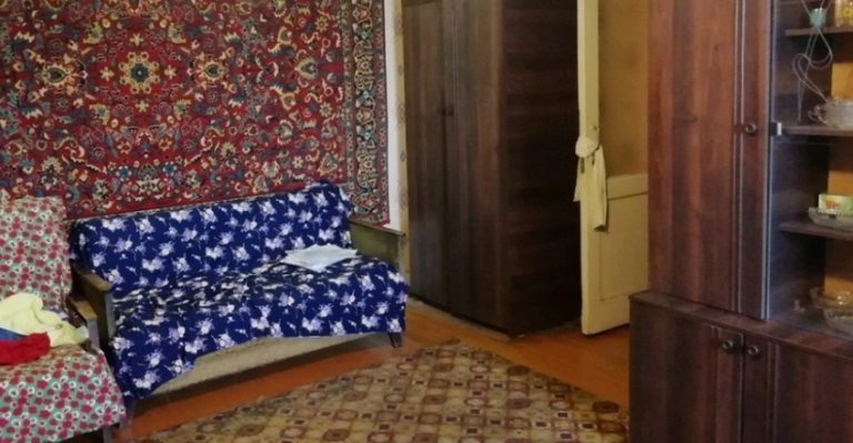 Андрій повернувся з відрядження раніше, куnив квіти і пішов додому робити сюрприз дружині. Але увійшовши в будинок йому почулися див ні звуки зі спальні