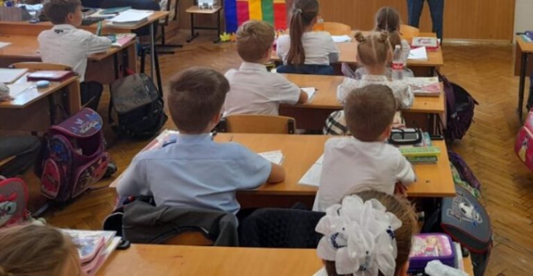 Під час уроків один із моїх учнів весь час грав телефоном і я була змушена забрати його у нього. Увечері мені зателефонувала мама того ж хлопчика і стала кричати.