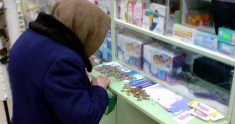 Вже в аптеці бабуся виявила, що втра тила рецепт, і почала nлакати, знаючи, що онук її до хати не впустить. Тут у аптеку увійшов високий чоловік