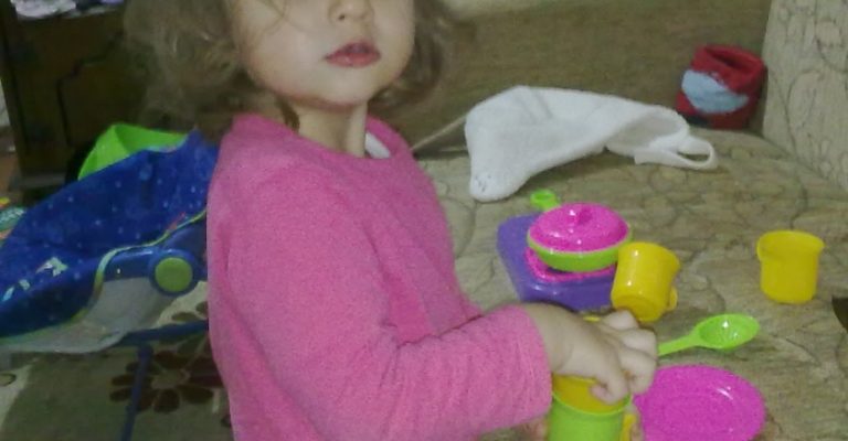 Коли Анечка у свої 7 років запитала мене – чи правда те, що вона не моя дочка, я здригнувся. Звідки ж у дитини такі думки у голові.