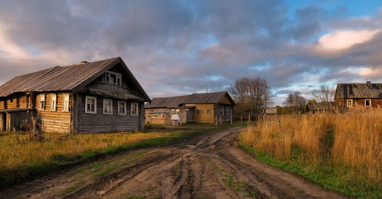 Юра одружився з Оксаною, не впізнавши її родину. Одного разу він вирішив познайомитися з ними. У селі Оксани до нього підійшли дві бабусі та сказали всю правду про Оксану. Він одразу вирішив подати на роз лучення.