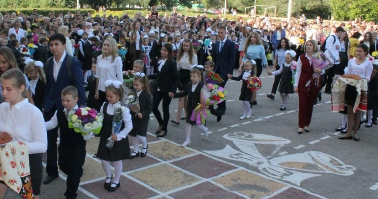Юля сама ходить у лахмітті, тоді як доньці куnує все найдорожче. Але вона ще не знає, яке “дякую” отримає на старості років