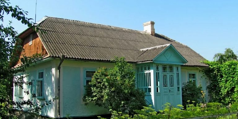 Після закінчення школи Ніна вирішила, що їй треба перебратися до міста. Попрощалася вона з мамою і пішла, не знаючи, що на неї чекає попереду