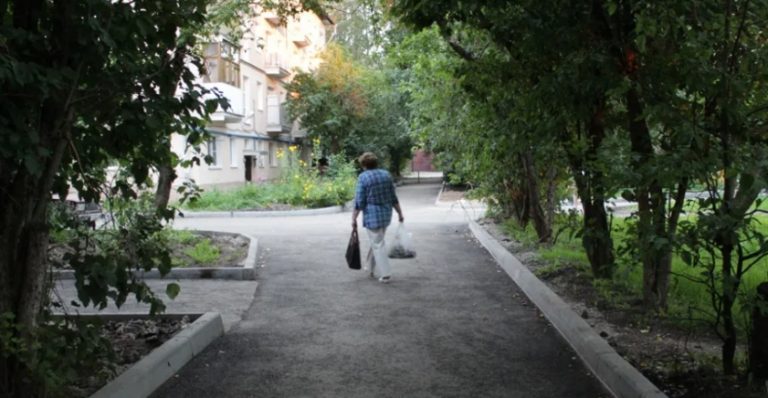 Чоловік пішов від мене, коли я була вагітна вже третьою дитиною, і мені довелося орати по двох роботах, щоб забезпечити дітей. І так я постаріла.