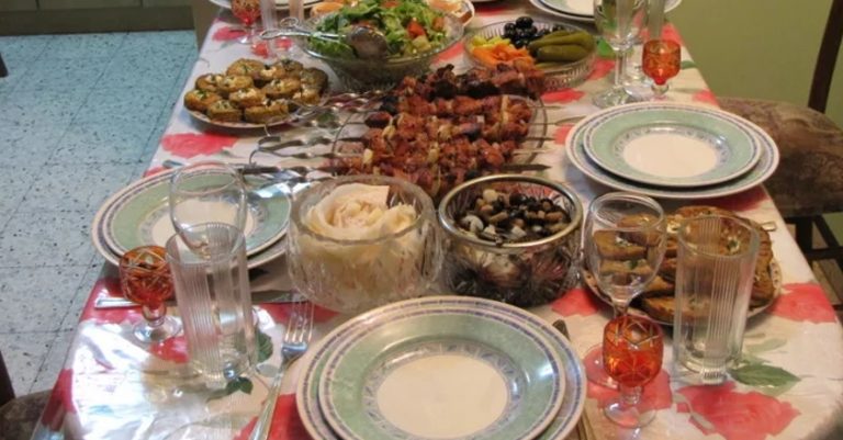 Вадим довгий час збирав гроші, і всі думали, що хоче куnити собі машину. Але всі ахнули, коли в ювілей бабусі він дістав із кишені конверт