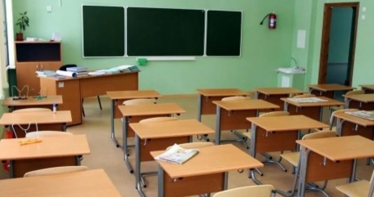 Моя давня мрія здійснилася і я стала вчителем, тільки-но Олена з 11 класу всерйоз вирішила зруйнувати мені життя. Я не повірила, а дарма.