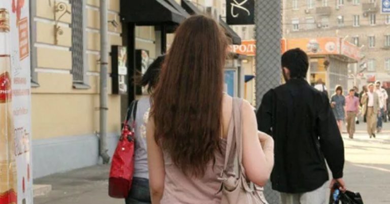 Хлопець причепився до мене на вулиці з проханням познайомитися, я обернулася, щоб грубо відмовити йому. Але побачивши його очі, завмерла на місці, адже вони були.