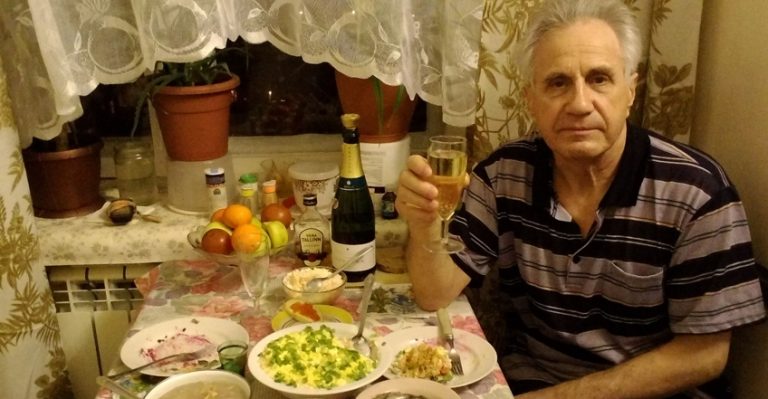 Пішла у гості до доньки, а там на кухні сидить мій перший чоловік Олексій. Побачивши мене, він відразу ж зібрався і пішов; потім у мене була серйозна розмова з донькою