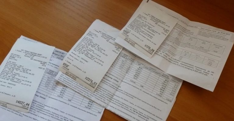Мені здавалося, що мама зрозуміла мою ситуацію, але, коли ми пішли до неї в гості після її повернення – вона жбурнула на стіл цілу гору неоплачених квитанцій. Реаkція чоловіка була справедливою.
