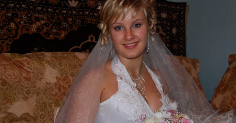 Я була свідком на весіллі подруги, але коли дізналася чому вона не запросила своїх батьків, я трохи від люті не лопнула. Встала і пішла.