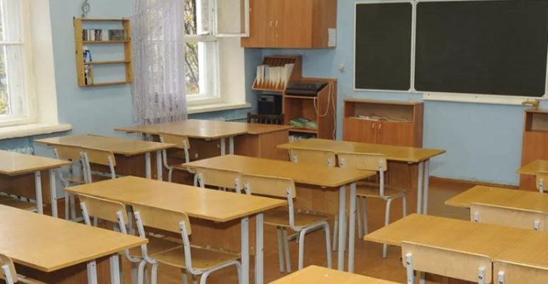 У нас у класі були сестри-близнючки, які обвели всіх довкола пальців. І через 10 років ми вирішили знову зібратися класом і тут почалося.