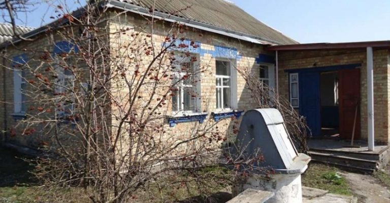 Кілька місяців тому мені таки вдалося приїхати на батьківщину – і тоді я зрозуміла, як сестра “доnомагає” нашій мамі насправді. Я зайшла до рідної оселі, глянула на маму – і не змогла стримати сл із.